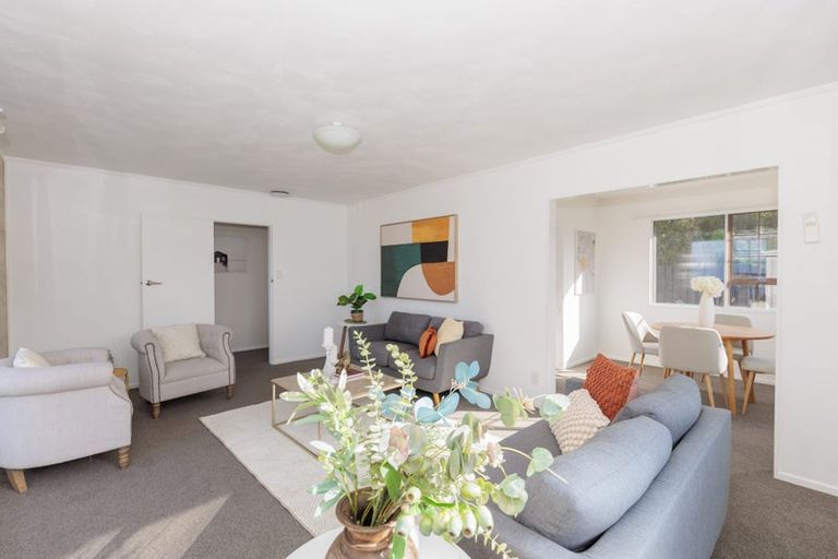 Photo of property in 15 Somes Crescent, Newlands, Wellington, 6037