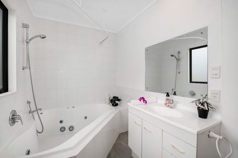 Photo of property in 2/9 Mossop Rise, Glenfield, Auckland, 0629