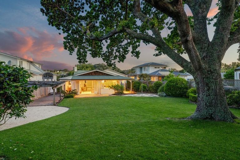 Photo of property in 6 Seabreeze Road, Narrow Neck, Auckland, 0624