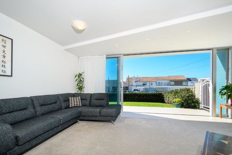 Photo of property in Seaview Apartments, 3/64 Milford Road, Milford, Auckland, 0620