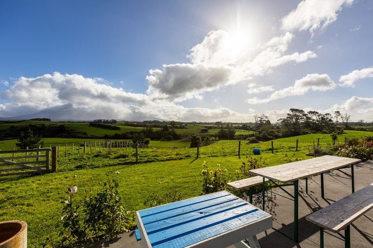 Photo of property in 237 Croydon Road, Midhirst, Stratford, 4394