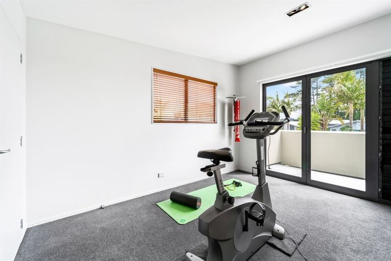 Photo of property in 32 English Oak Drive, Schnapper Rock, Auckland, 0632