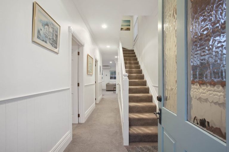 Photo of property in 1/14 Beach Road, Northcote Point, Auckland, 0627