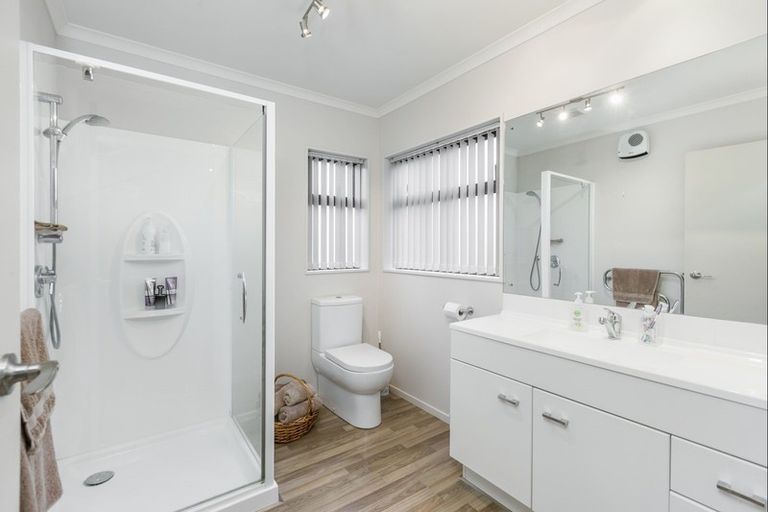 Photo of property in 28 Riverside Road, Orewa, 0931