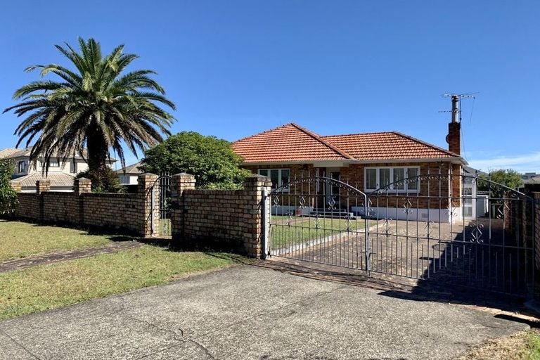 Photo of property in 86 Mcleod Road, Te Atatu South, Auckland, 0610