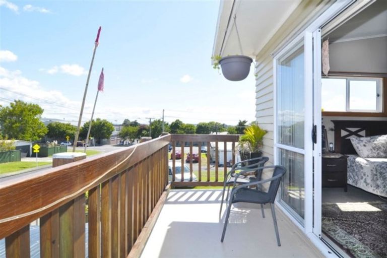 Photo of property in 2a Bamboo Grove, Kelston, Auckland, 0602