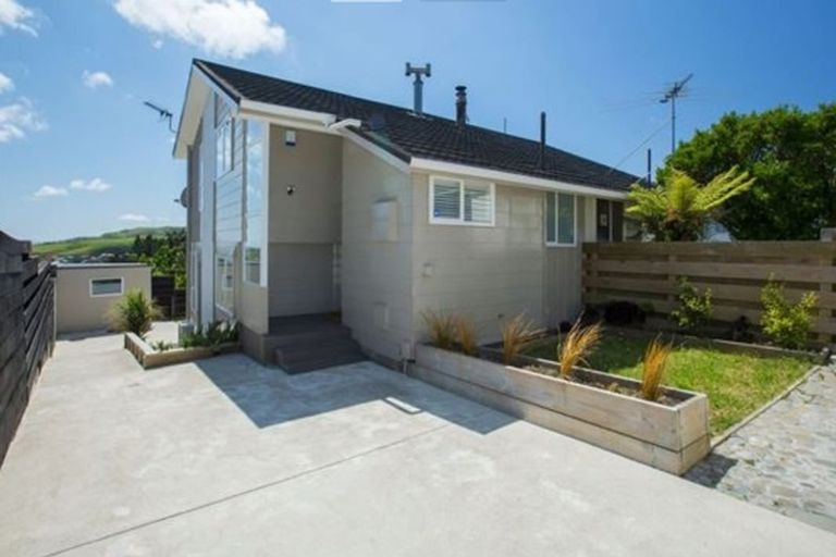 Photo of property in 12a Kingsbridge Place, Newlands, Wellington, 6037