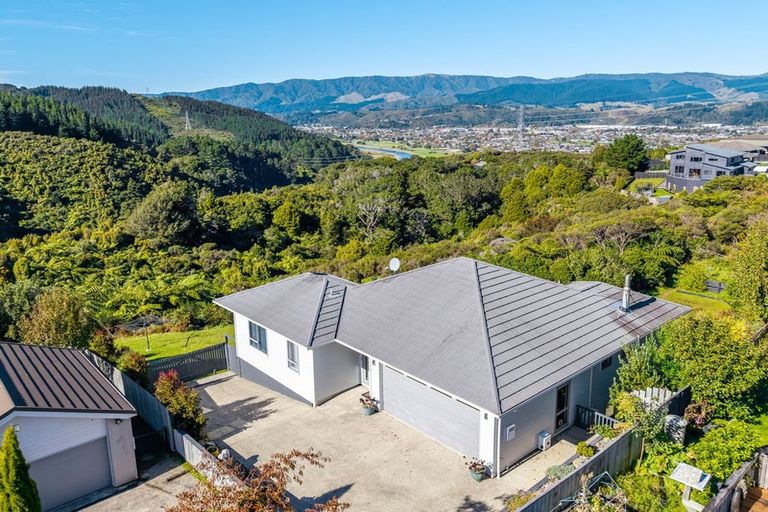 Photo of property in 21 Mcewen Crescent, Riverstone Terraces, Upper Hutt, 5018
