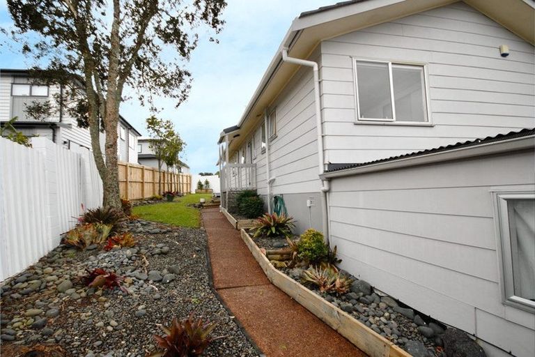 Photo of property in 1/17 Athena Drive, Totara Vale, Auckland, 0629