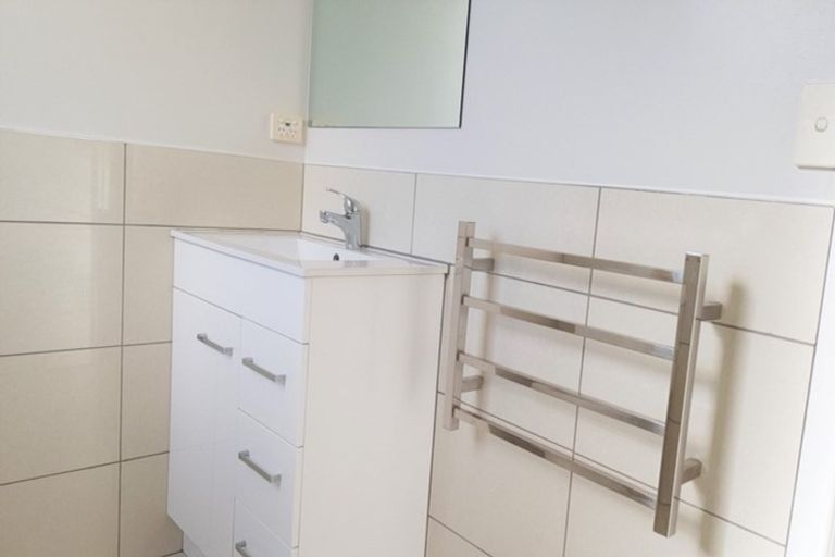 Photo of property in 4 Tawhana Crescent, Red Beach, 0932