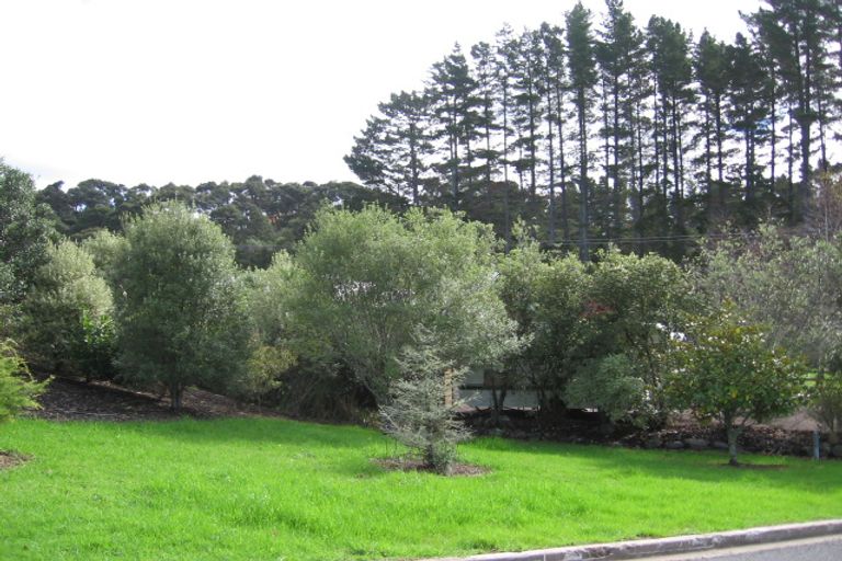 Photo of property in 1 Helios Place, Titirangi, Auckland, 0604