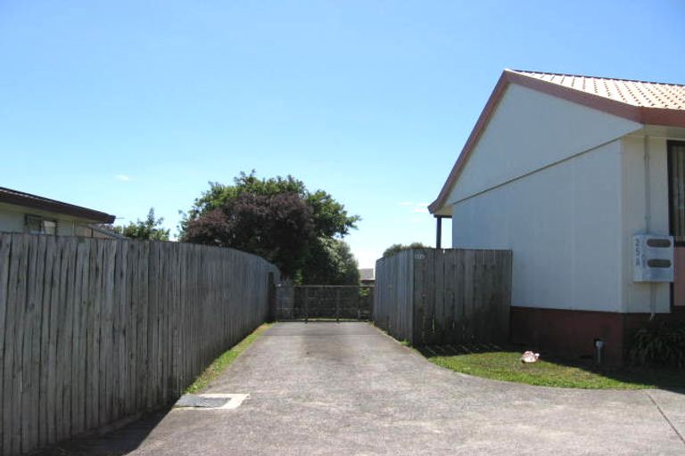 Photo of property in 2/25 Devonshire Road, Unsworth Heights, Auckland, 0632