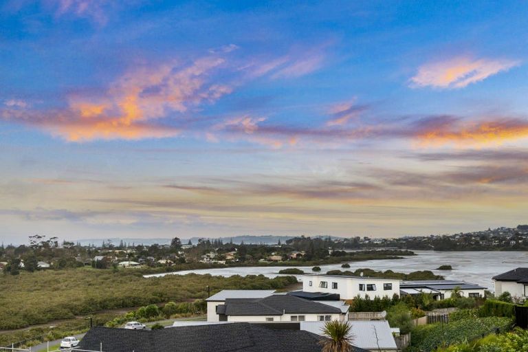 Photo of property in 69 Maka Terrace, Orewa, 0931