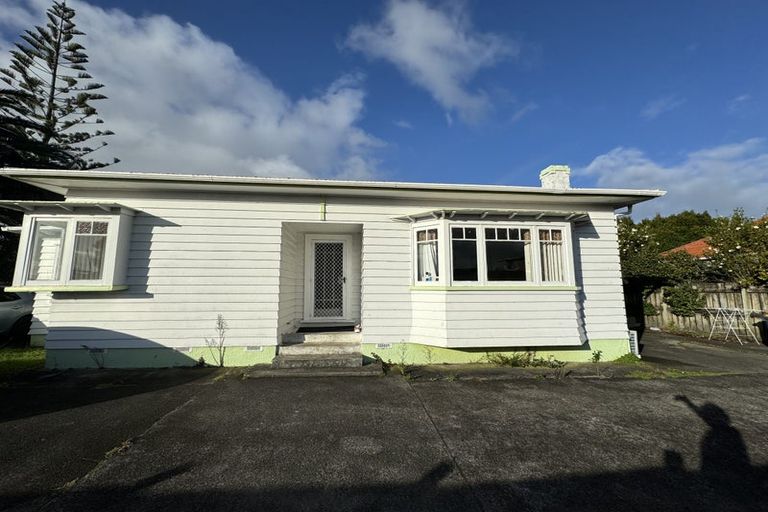 Photo of property in 3170 Great North Road, New Lynn, Auckland, 0600