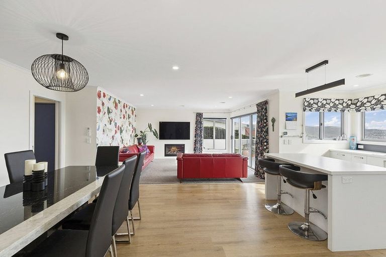 Photo of property in 3 Greenstone Place, Aotea, Porirua, 5024