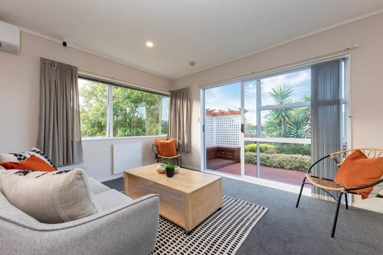 Photo of property in 10 Ryden Place, Glen Eden, Auckland, 0602