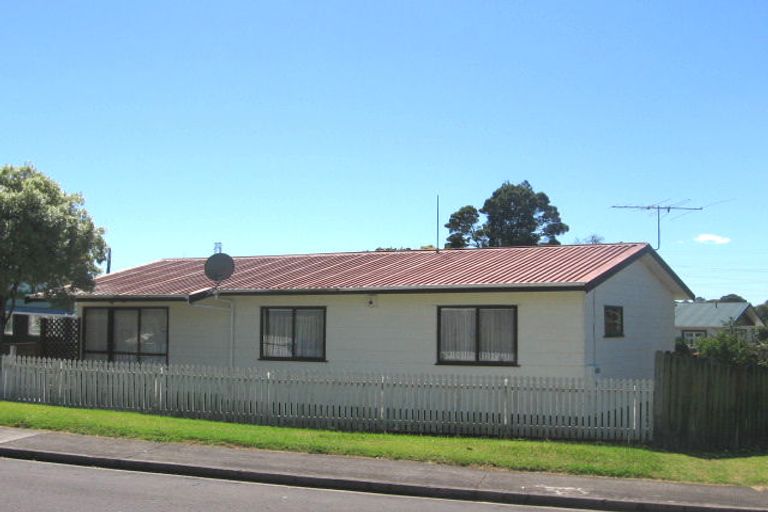 Photo of property in 2 Durrant Place, New Lynn, Auckland, 0600