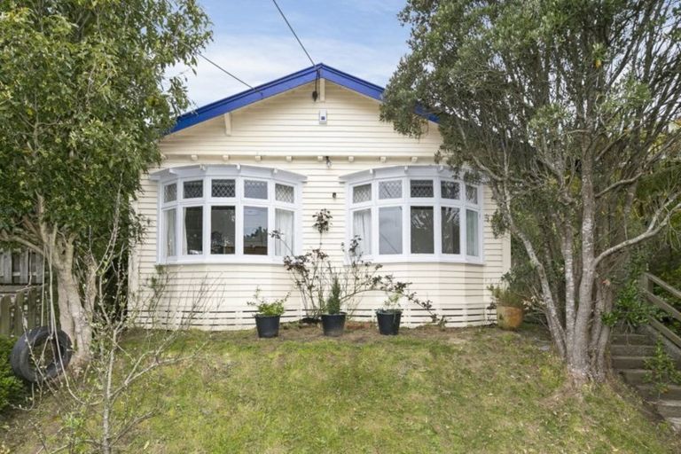 Photo of property in 90 Curtis Street, Northland, Wellington, 6012