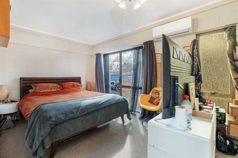 Photo of property in 4 Roberts Road, Te Atatu South, Auckland, 0610