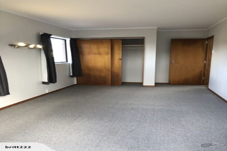 Photo of property in 28a Renata Crescent, Te Atatu Peninsula, Auckland, 0610