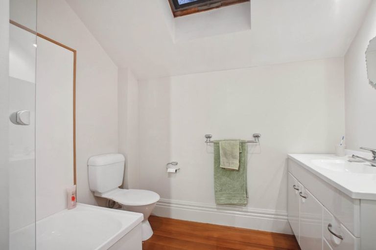 Photo of property in 1/14 Beach Road, Northcote Point, Auckland, 0627