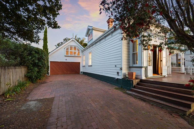 Photo of property in 5 Queen Street, Northcote Point, Auckland, 0627