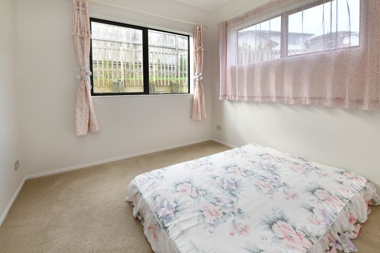 Photo of property in 16 Kahu Close, Orewa, 0931