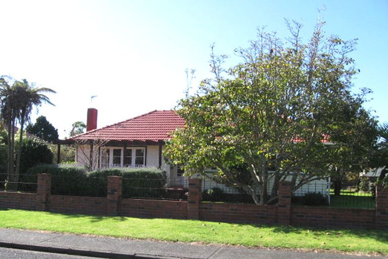 Photo of property in 3 London Street, Te Atatu Peninsula, Auckland, 0610