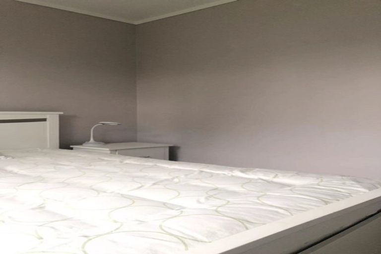 Photo of property in 33 Ginders Drive, Massey, Auckland, 0614