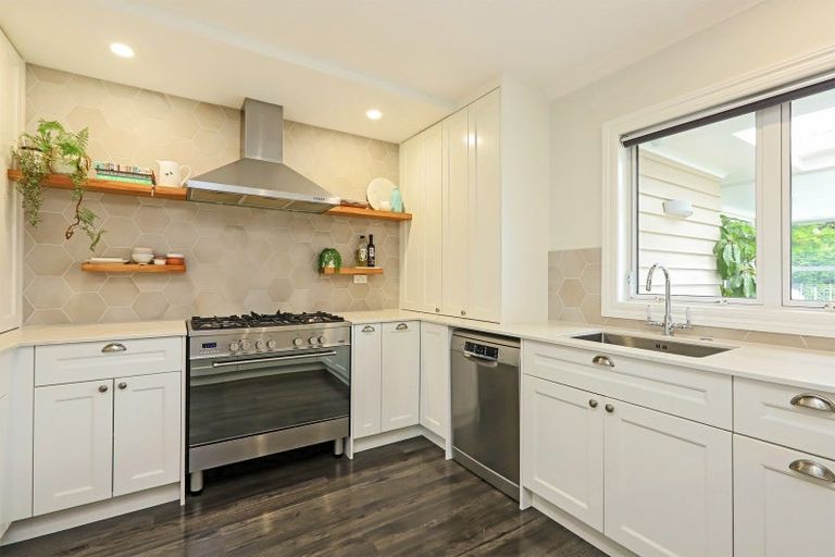 Photo of property in 27 Hammond Road, Taradale, Napier, 4112