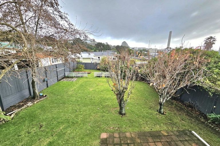 Photo of property in 40 Pioneer Road, Moturoa, New Plymouth, 4310