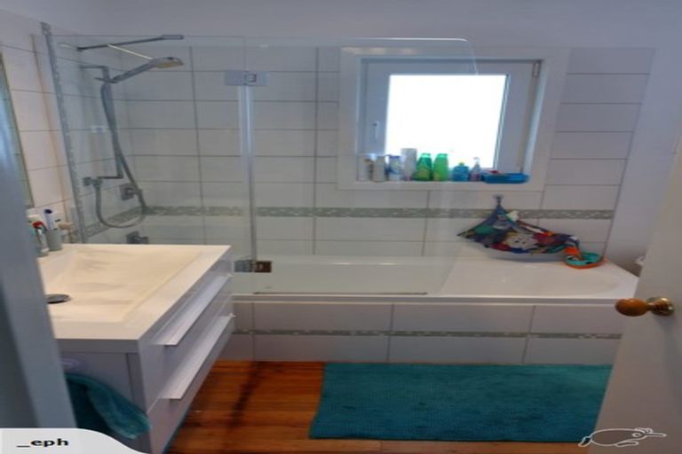 Photo of property in 8 Durham Street, Te Atatu Peninsula, Auckland, 0610