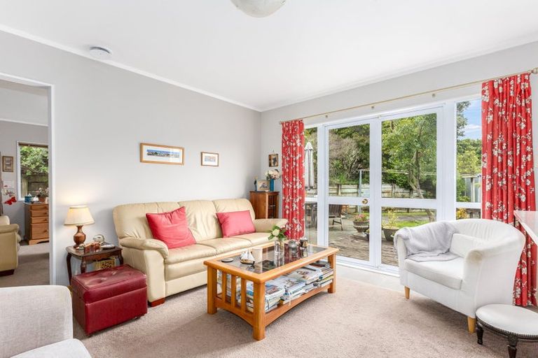 Photo of property in 21 Saunders Close, Whitby, Porirua, 5024