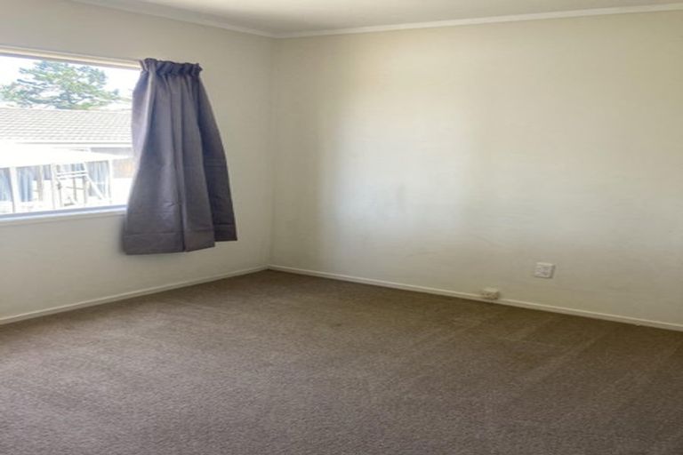 Photo of property in 102 Kemp Road, Massey, Auckland, 0614