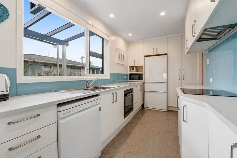 Photo of property in 1/302 Sunset Road, Windsor Park, Auckland, 0632