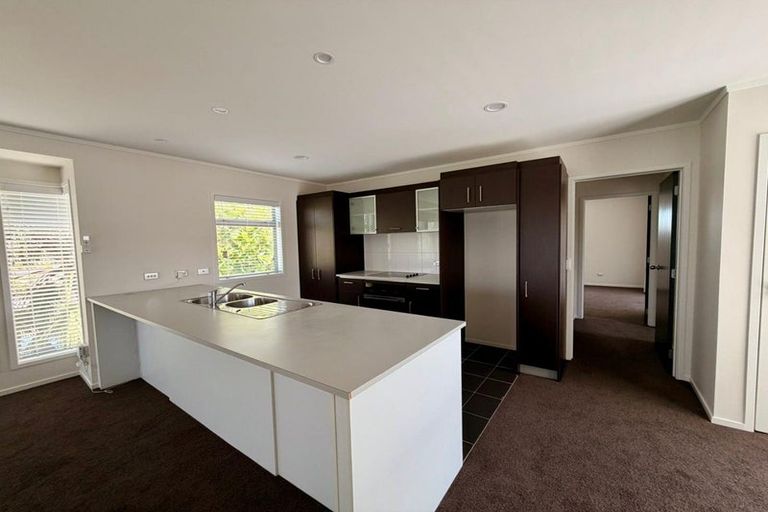 Photo of property in 4/143a Wiseley Road, West Harbour, Auckland, 0618