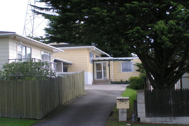 Photo of property in 2/27 Reynella Drive, Massey, Auckland, 0614