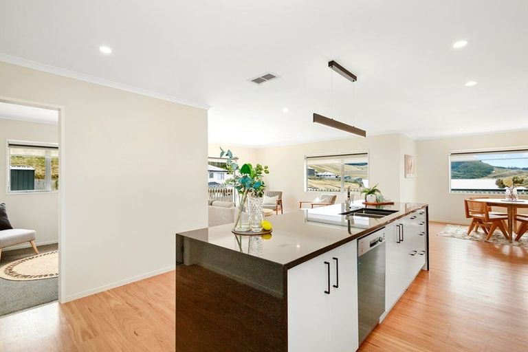 Photo of property in 127 Amesbury Drive, Churton Park, Wellington, 6037