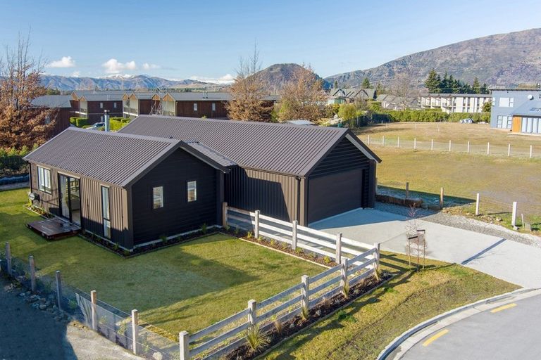 Photo of property in 10 Cleland Close, Wanaka, 9382
