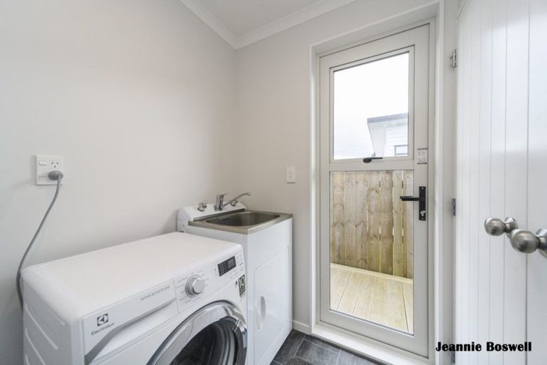 Photo of property in 52 Exeter Crescent, Takaro, Palmerston North, 4412