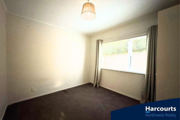 Photo of property in 1a Truscott Place, West Harbour, Auckland, 0618