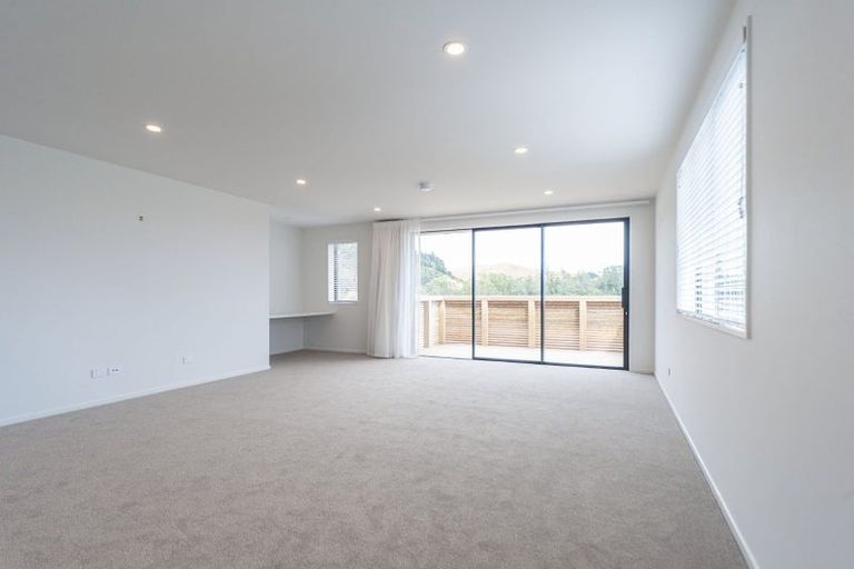 Photo of property in 33 Oakum Road, Whitby, Porirua, 5024