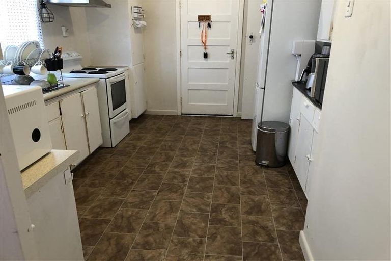 Photo of property in 4/2 Godley Road, Green Bay, Auckland, 0604