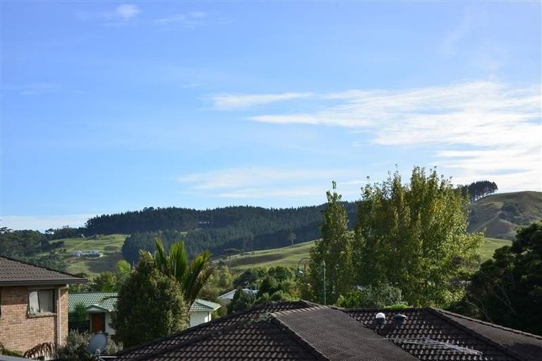 Photo of property in 3 Empressa Heights, Helensville, 0800