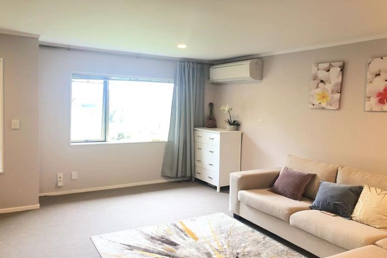 Photo of property in 33 Ginders Drive, Massey, Auckland, 0614