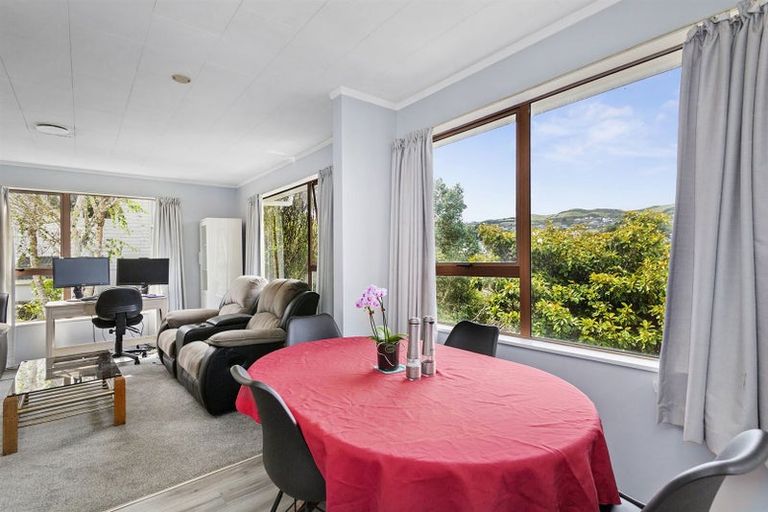 Photo of property in 15a Kereru Bend, Tawa, Wellington, 5028