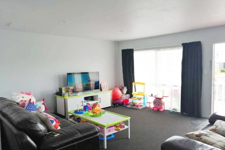 Photo of property in 1/30 Forest Road, Henderson, Auckland, 0612