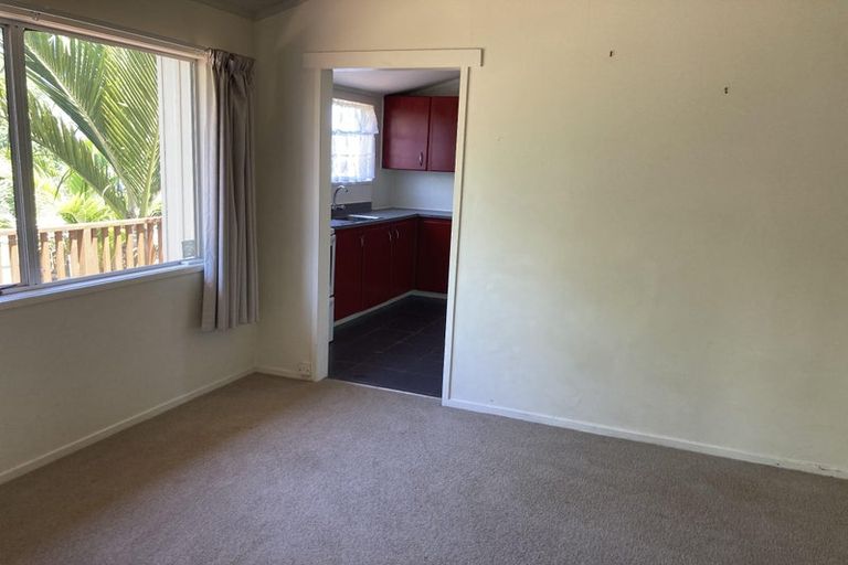 Photo of property in 102 Kemp Road, Massey, Auckland, 0614