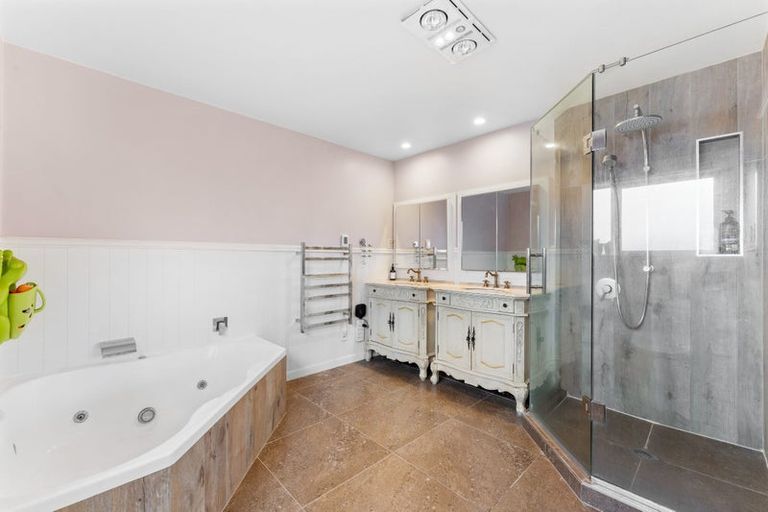 Photo of property in 17 Te Hoe Grove, Pinehill, Auckland, 0632