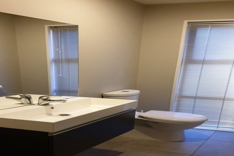 Photo of property in 142a Holly Road, St Albans, Christchurch, 8014